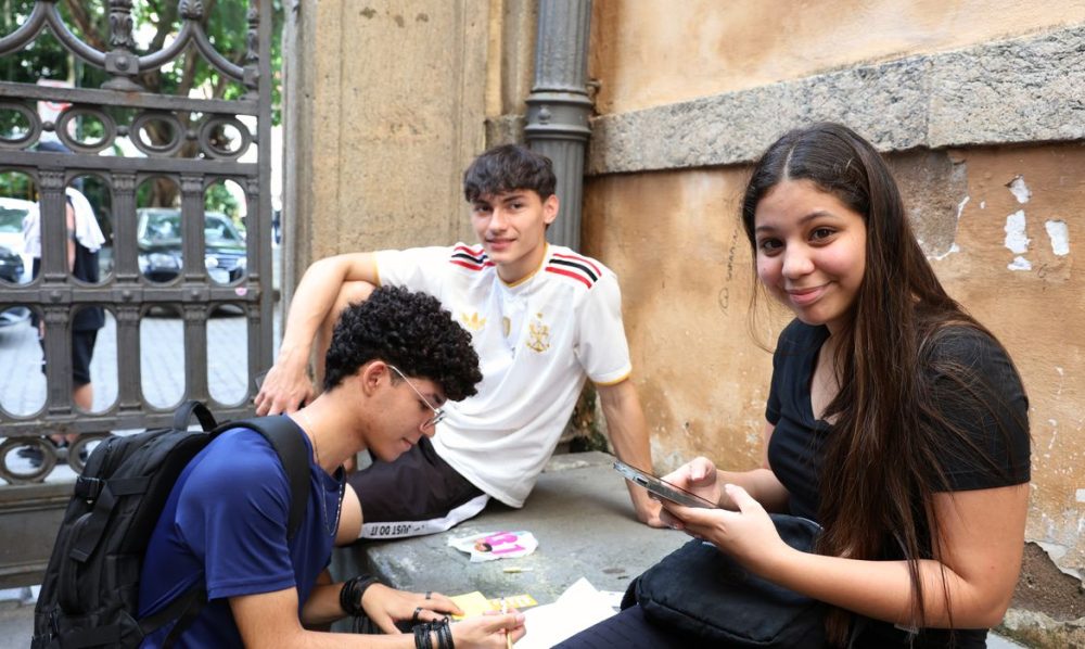 Imagem referente a Menos numerosos em 2026, adolescentes exercem direito ao voto