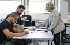 Eleitores do Rio seguem em fila de votação até depois das 19h