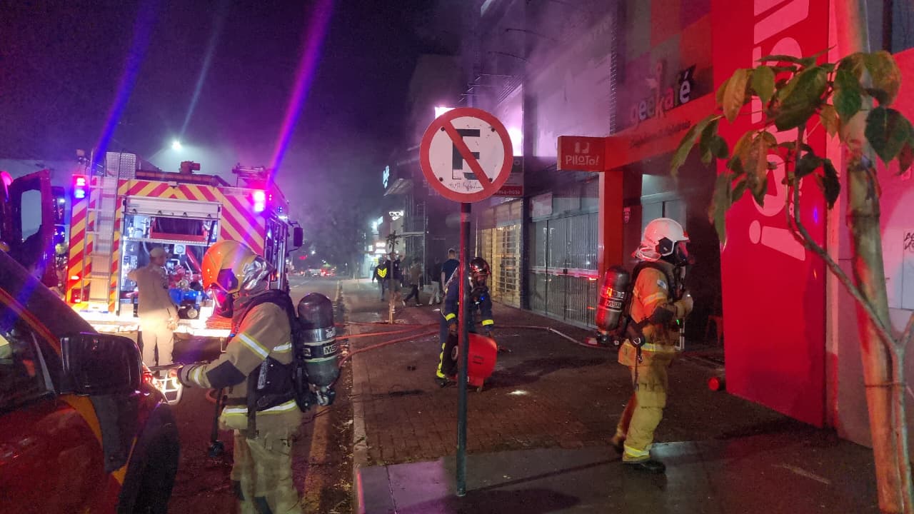 Incêndio em restaurante mobiliza Corpo de Bombeiros no Centro de Cascavel