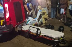 Moto fica destruída e motociclista é socorrido no Bairro Santa Cruz