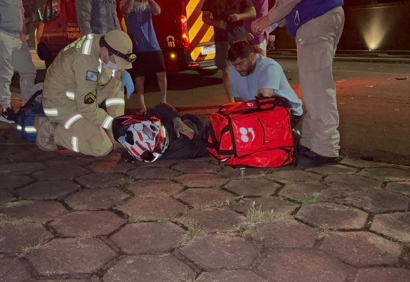 Motociclista tem suspeita de fratura na clavícula após colisão com Pulse Motociclista tem suspeita de fratura na clavícula após colisão com Pulse