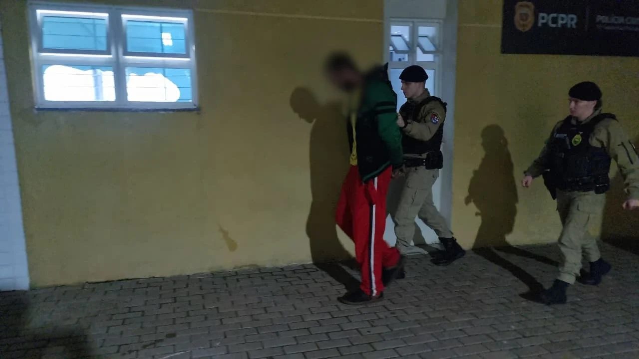 Homem é detido ao tentar furtar fios em poste na Rua Marechal Floriano, em Cascavel