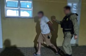 Homem de 35 anos é preso após ameaçar companheira com facão no Centro de Cascavel