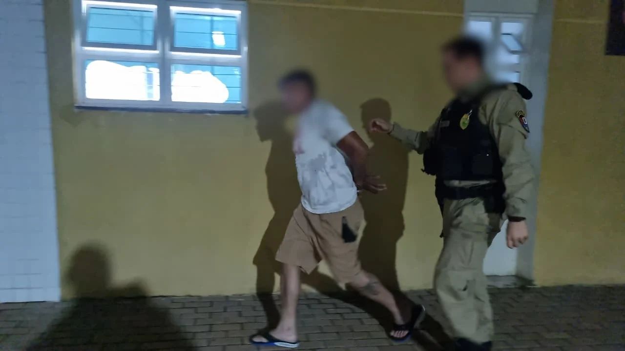 Homem de 35 anos é preso após ameaçar companheira com facão no Centro de Cascavel