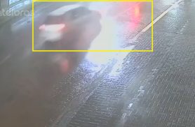 Câmera registra no reflexo da água impacto entre moto e carro em Cascavel