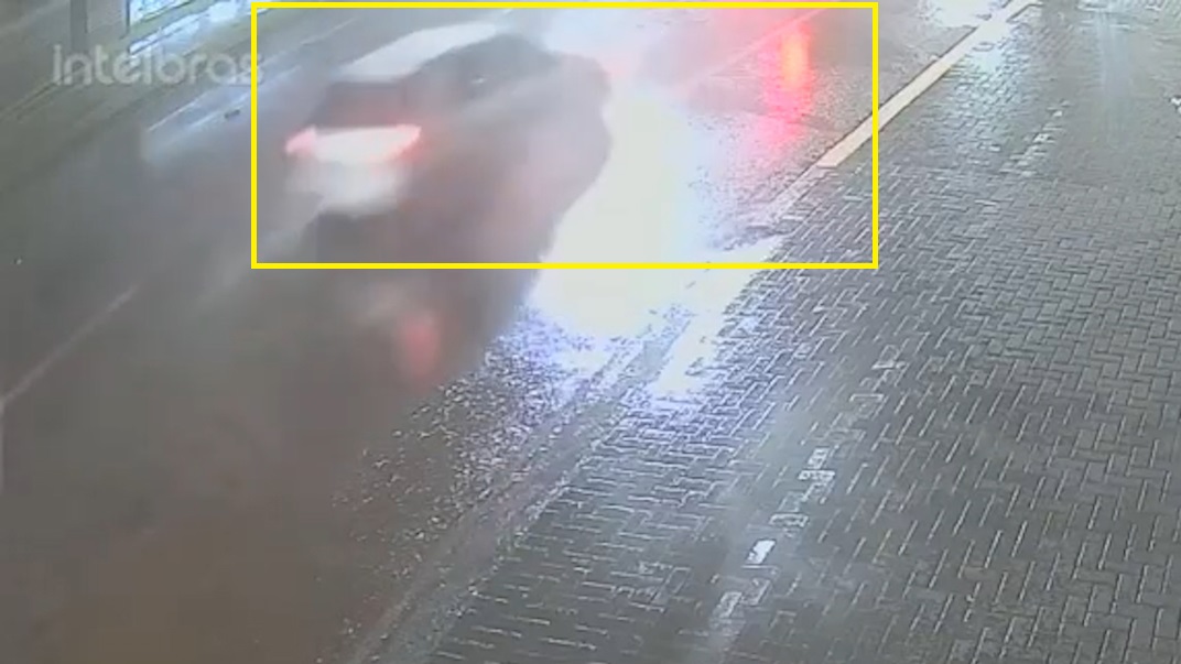 Câmera registra no reflexo da água impacto entre moto e carro em Cascavel