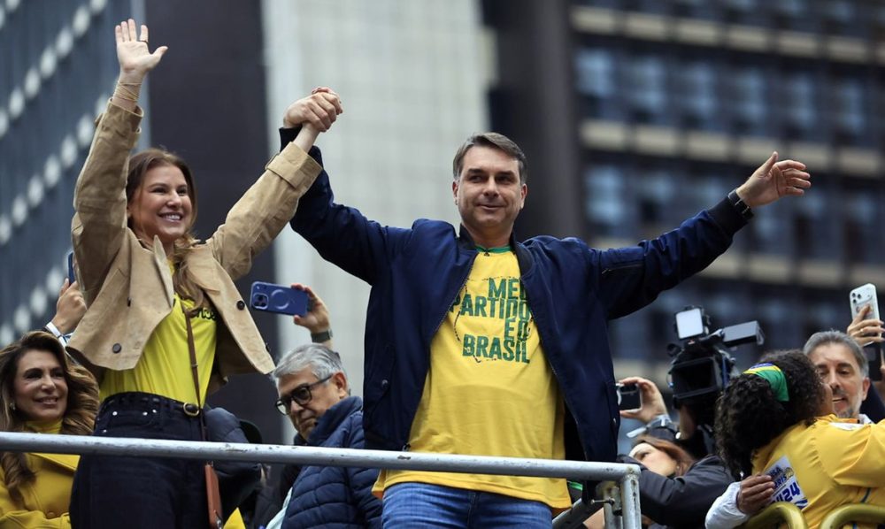 Imagem referente a Flávio Bolsonaro sai fortalecido do 1º turno, vence Lula e lidera em grandes colégios eleitorais
