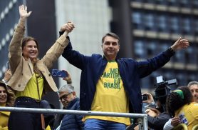 Flávio Bolsonaro sai fortalecido do 1º turno, vence Lula e lidera em grandes colégios eleitorais