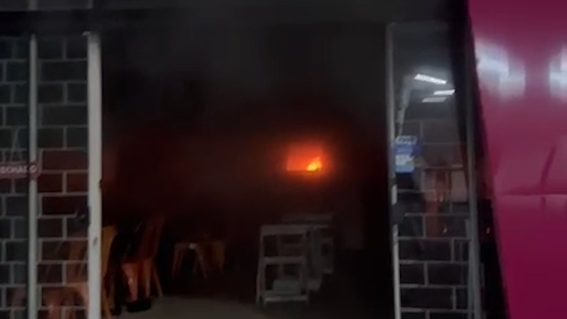 Incêndio em hamburgueria no Centro de Cascavel é registrado por vídeos de internautas