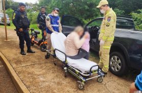 Mulher fica ferida após colisão entre carro e patinete elétrico