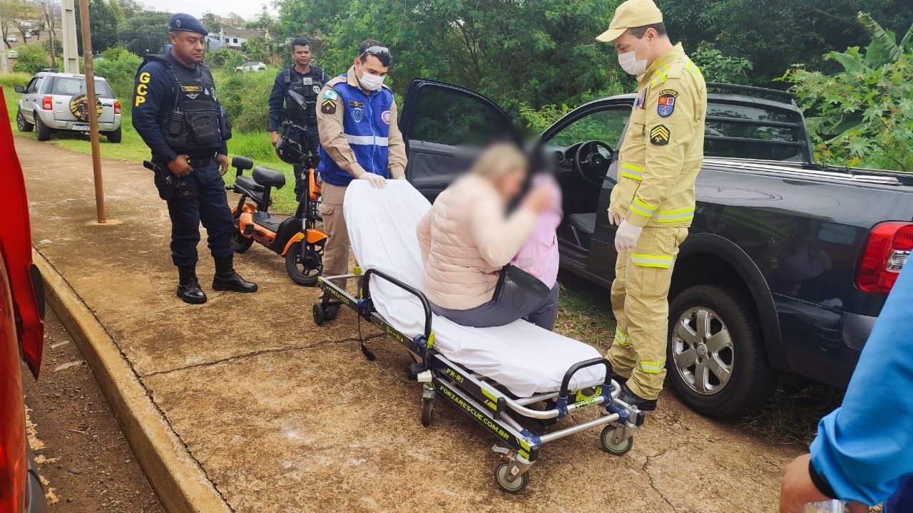 Mulher fica ferida após colisão entre carro e patinete elétrico