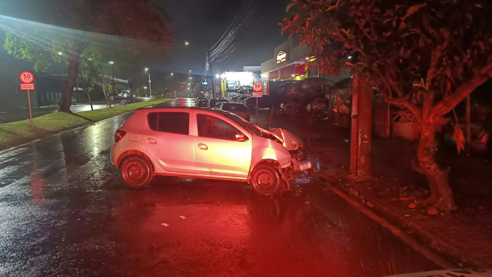 PM dá detalhes de acidente após Sandero atingir árvore e poste no bairro Alto Alegre em Cascavel Imagem referente a PM dá detalhes de acidente após Sandero atingir árvore e poste no bairro Alto Alegre em Cascavel