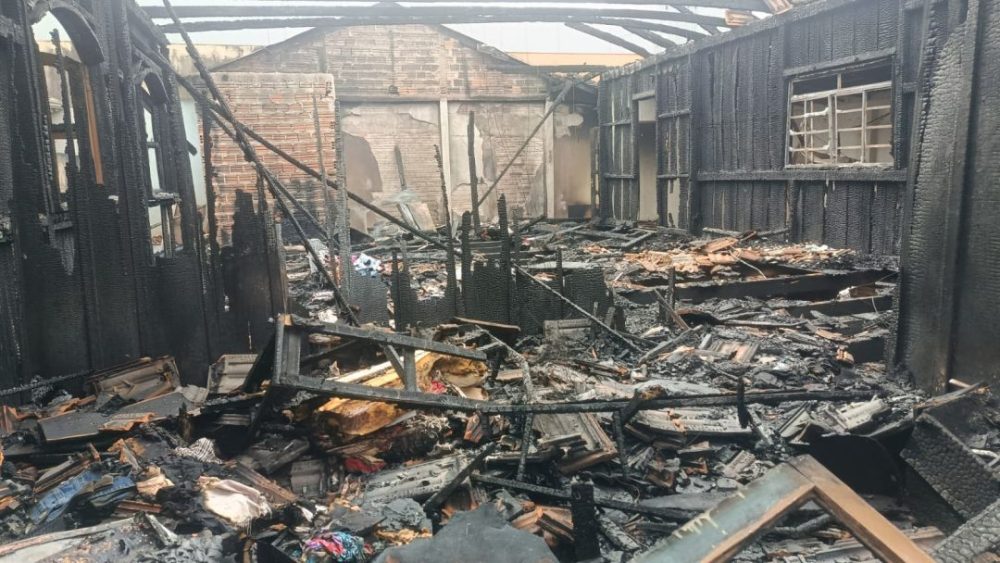Incêndio destrói casa de madeira e casal perde pertences na Vila Industrial Imagem referente a Incêndio destrói casa de madeira e casal perde pertences na Vila Industrial