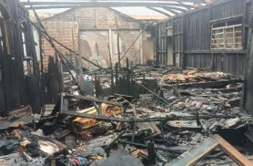 Incêndio destrói casa de madeira e casal perde pertences na Vila Industrial