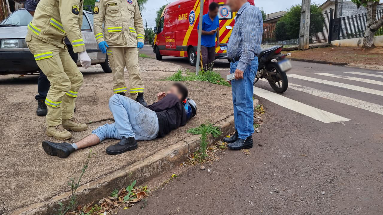 Acidente entre BYD e moto deixa jovem ferido no bairro Brasília em Cascavel