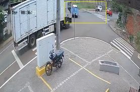 Câmera registra acidente entre BYD e moto durante conversão no bairro Brasília em Cascavel