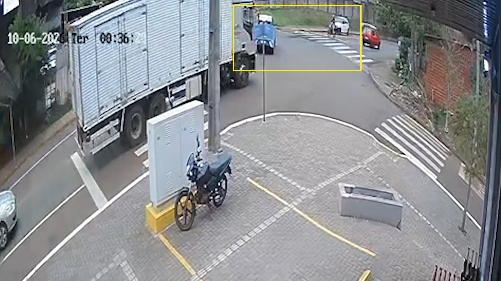 Câmera registra acidente entre BYD e moto durante conversão no bairro Brasília em Cascavel