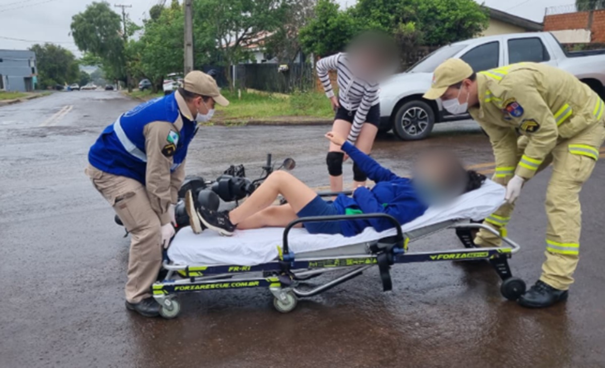 Adolescentes ficam feridas em colisão entre scooter elétrica e carro em Cascavel