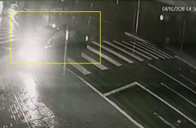 Voyage bate contra poste e câmera registra acidente no Centro de Cascavel