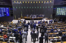 Representação de parlamentares negros segue baixa, diz pesquisadora