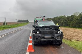 Frontier bate forte na traseira de carro durante chuva na BR-277