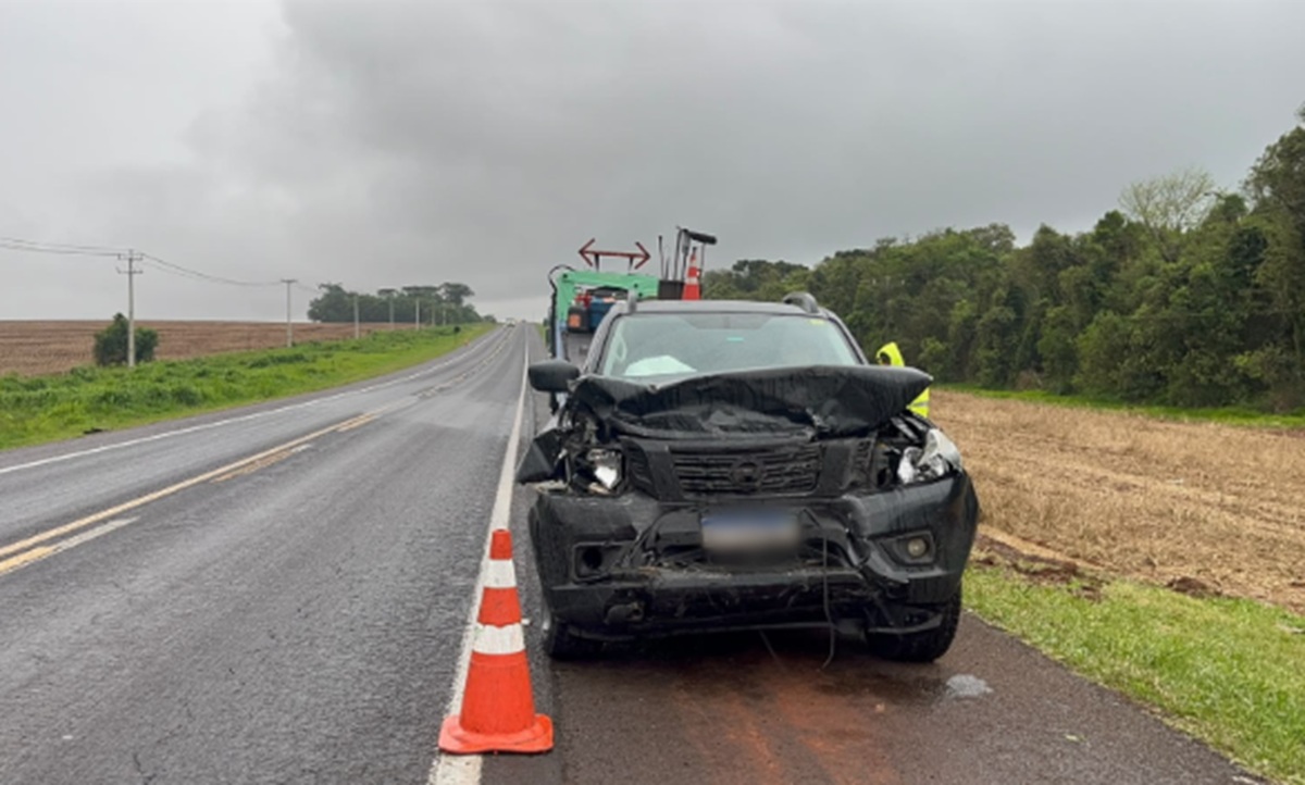 Frontier bate forte na traseira de carro durante chuva na BR-277