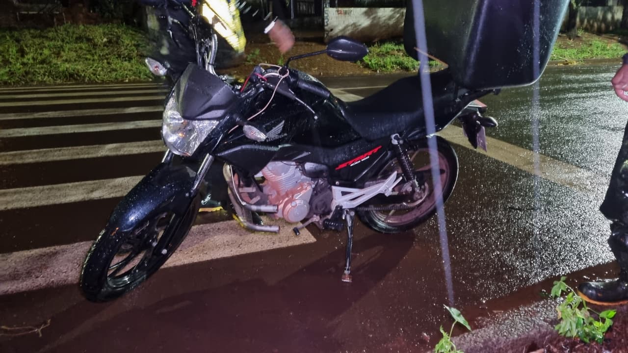 Motociclista sofre queda após relatar que foi fechado por carro no Bairro Brasília