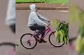 Câmera registra ladrão saindo pedalando a 'bicicleta cor-de-rosa da netinha"