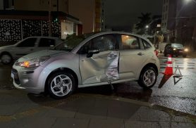 Colisão entre C3 e Kardian é registrada no Centro de Cascavel