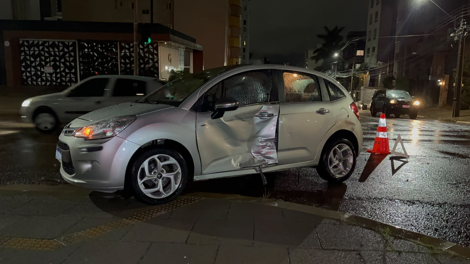 Colisão entre C3 e Kardian é registrada no Centro de Cascavel
