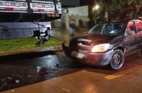 Mãe e filha passam bem após Celta bater em caminhão parado, no Bairro Brasília, em Cascavel