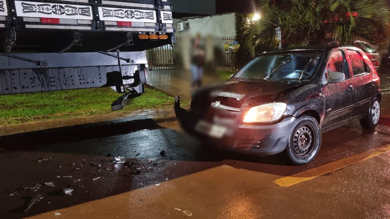 Mae e filha passam bem após Celta bater em caminhão parado, no Bairro Brasília, em Cascavel