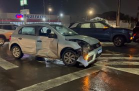 Acidente em Cascavel: carros colidem em rotatória em frente a supermercado no Bairro Cancelli