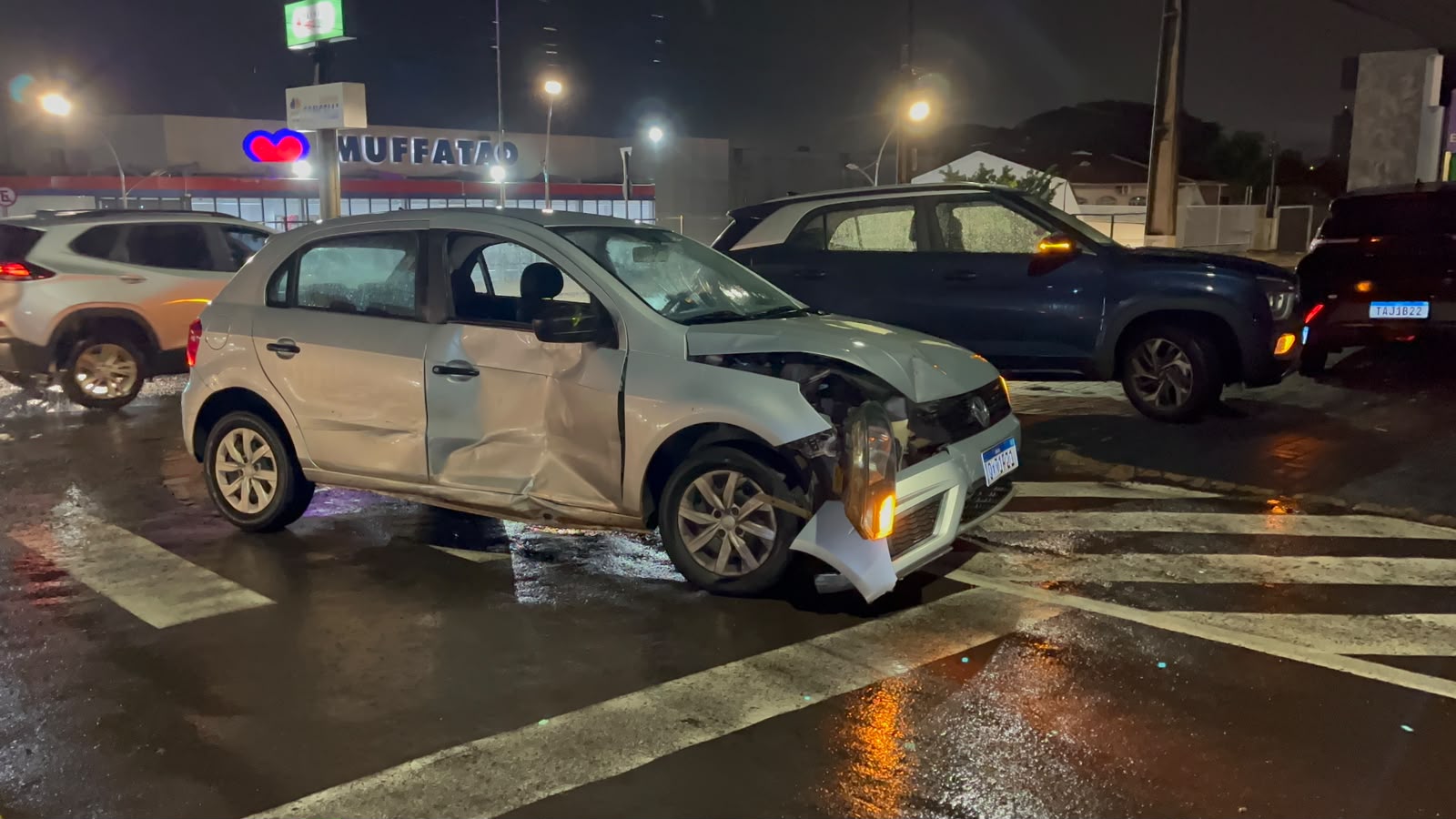 Acidente em Cascavel: carros colidem em rotatória em frente a supermercado no Bairro Cancelli