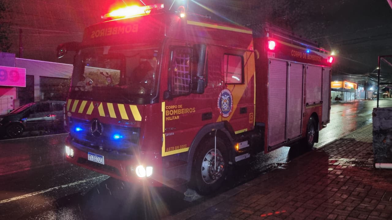 Bombeiros são acionados após moradora sentir forte cheiro de combustível em apartamento