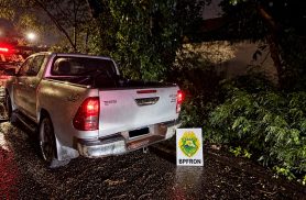 Motorista abandona Hilux furtada e foge a pé, em Cascavel