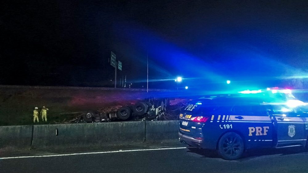 Imagem referente a Motorista morre após caminhão com carga de madeira tombar na BR-116, em Quatro Barras