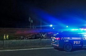 Motorista morre após caminhão com carga de madeira tombar na BR-116, em Quatro Barras