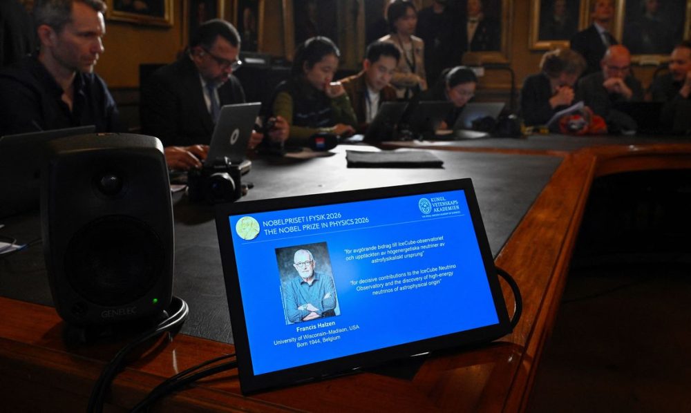 Belga que descobriu menor partícula do universo recebe Nobel da Física Imagem referente a Belga que descobriu menor partícula do universo recebe Nobel da Física