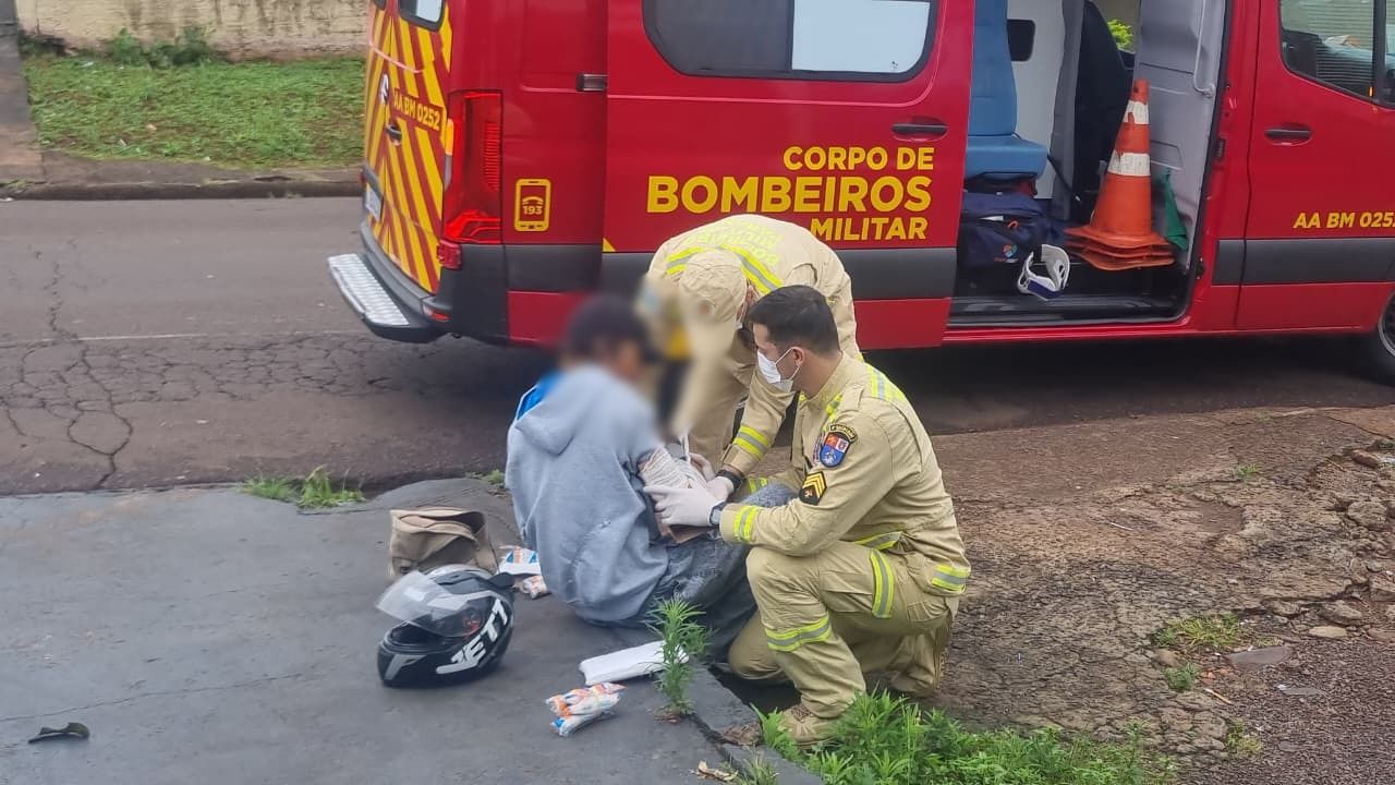 Motociclista sofre queda após desviar de cachorro no Bairro Santa Felicidade