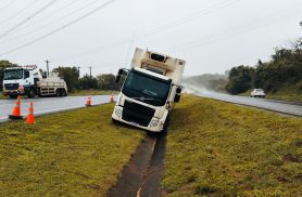 Caminhão sai da pista na BR-163, próximo a Sede Alvorada em Cascavel