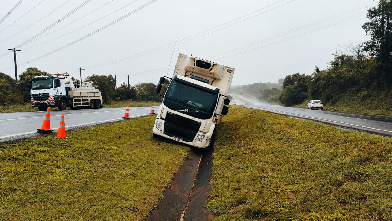 Caminhão sai da pista na BR-163, próximo a Sede Alvorada em Cascavel