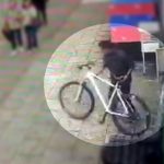 Imagem relativa a Ladrão leva 'bolsada' de senhora ao tentar furtar bicicleta; Veja o vídeo