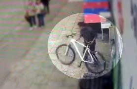 Ladrão leva 'bolsada' de senhora ao tentar furtar bicicleta; Veja o vídeo