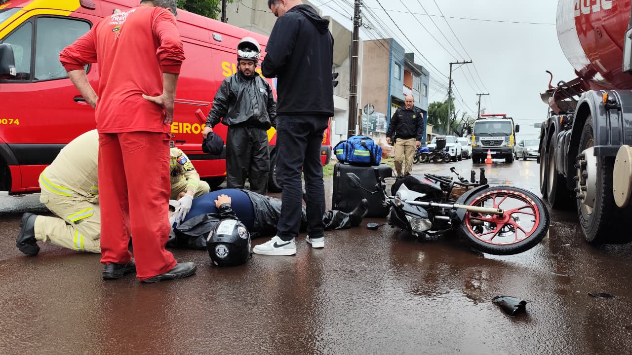 Motociclista fica ferido após colisão no cruzamento da Avenida Barão do Rio Branco com Antonina