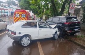 Gol bate em Tiggo estacionada e duas pessoas ficam feridas