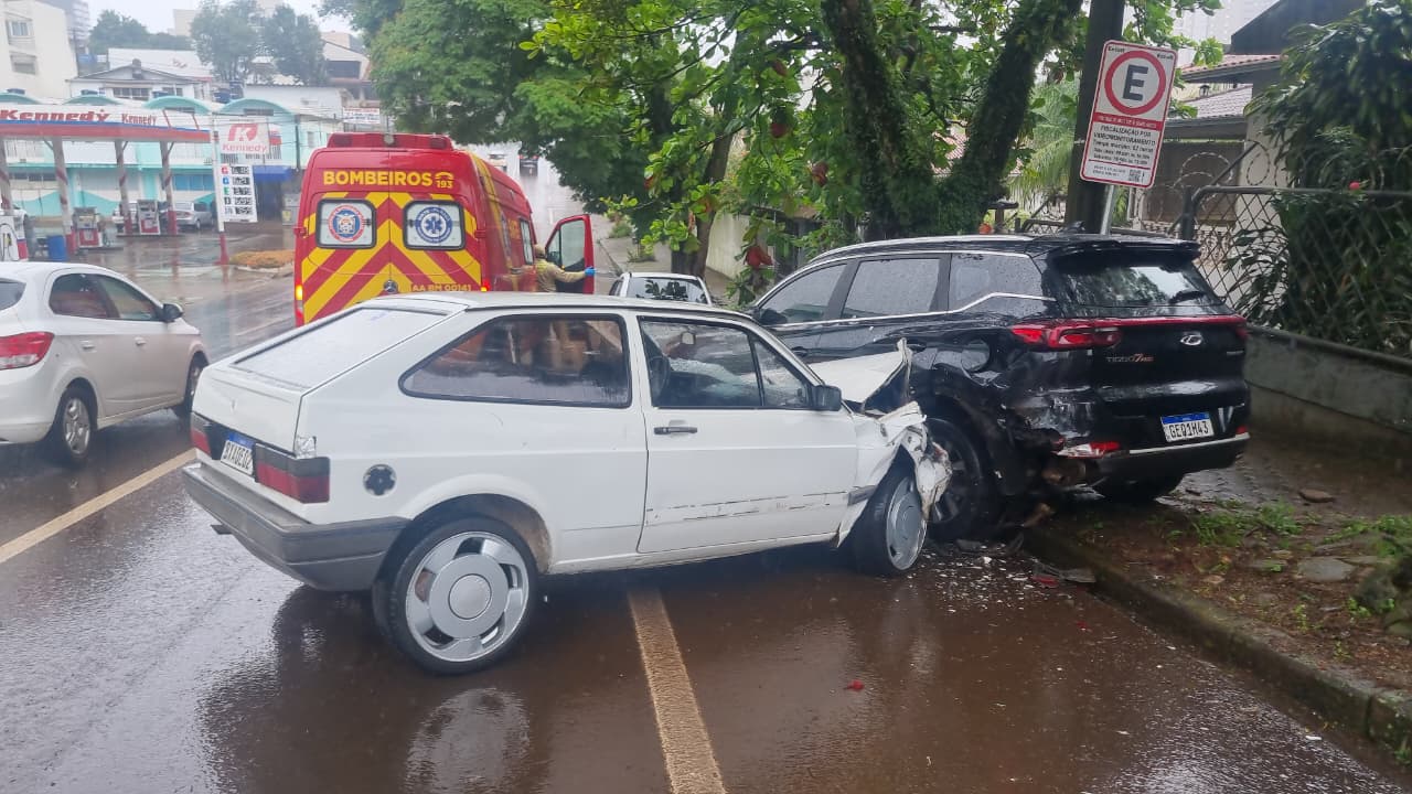 Gol bate em Tiggo estacionada e duas pessoas ficam feridas