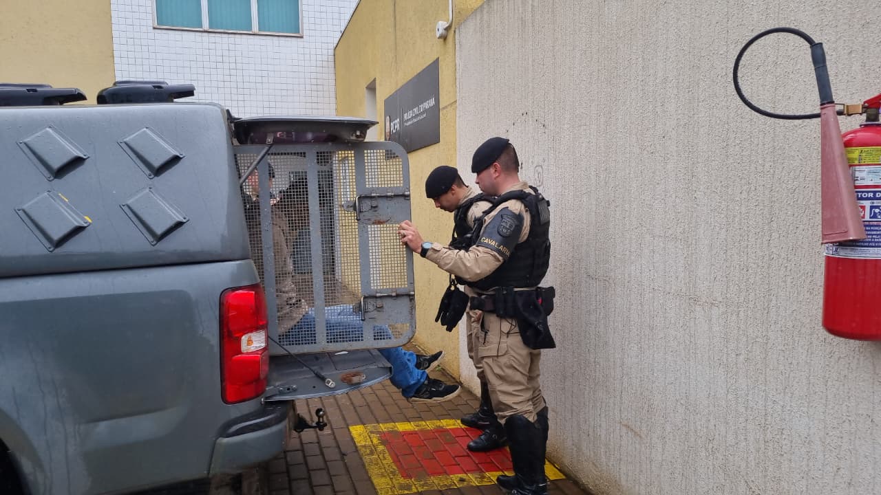 Cavalaria da PM prende jovem de 21 anos com mandados por tráfico em Cascavel