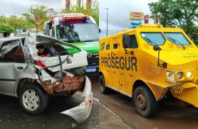 Carro-forte e automóvel se envolvem em colisão na Avenida Tancredo Neves