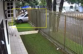 Veja momento em que Sandero invade grade de residência após acidente Veja momento em que Sandero invade grade de residência após acidente